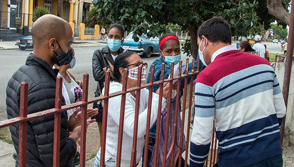 Tocarle las puertas al trabajo o por qué tantos cubanos salen en busca de empleo