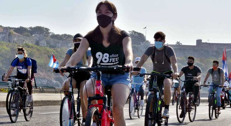 Resalta Díaz-Canel vitalidad de la juventud de Cuba durante caravana contra el bloqueo