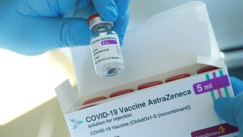Austria suspende la vacunación con un lote del fármaco de AstraZeneca tras la muerte de una paciente y la enfermedad de otra