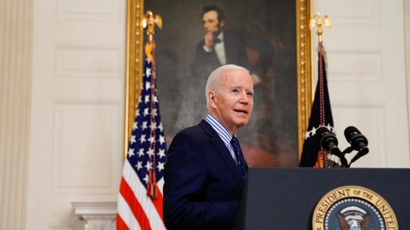 Biden firma dos órdenes ejecutivas para eliminar la desigualdad de género y garantizar una educación libre de violencia sexual