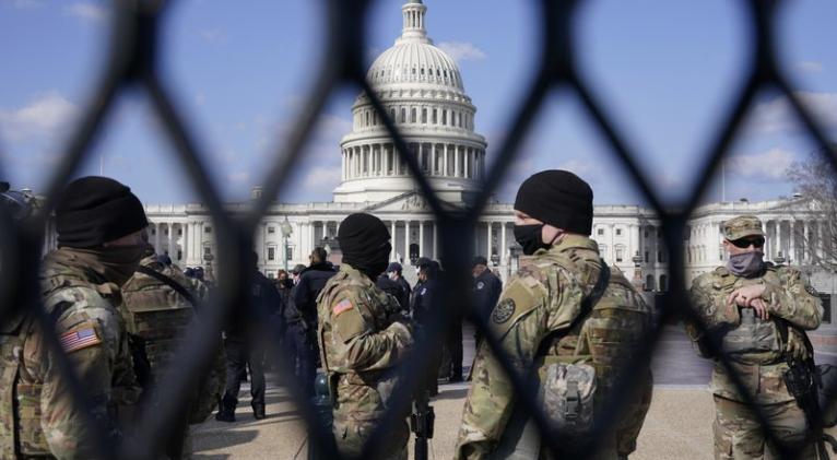 La democracia acuartelada: Piden mantener 2 meses más la seguridad en el Capitolio EEUU