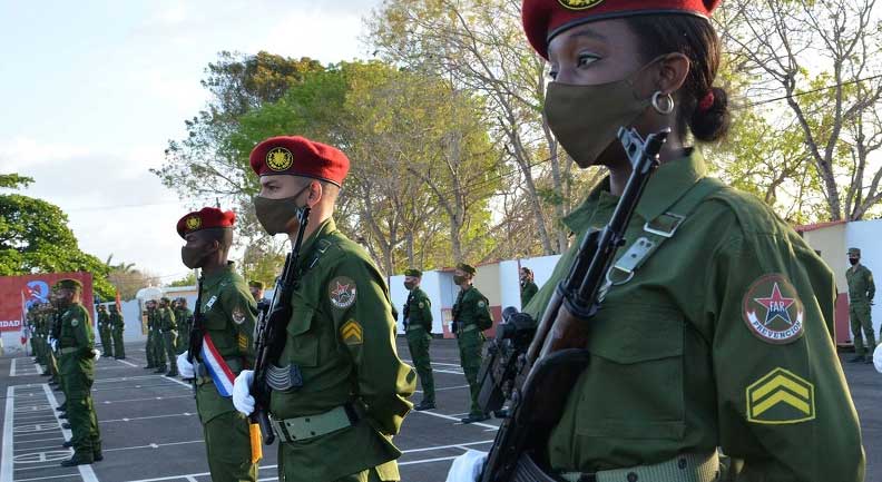 Envía Raúl mensaje de felicitación al Ejército Central en su aniversario 60