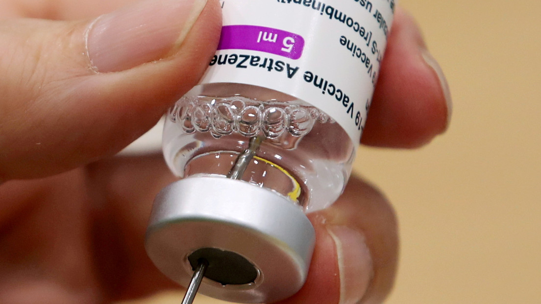 Un miembro de la Agencia Europea de Medicamentos afirma que existe conexión entre la vacuna AstraZeneca y la trombosis