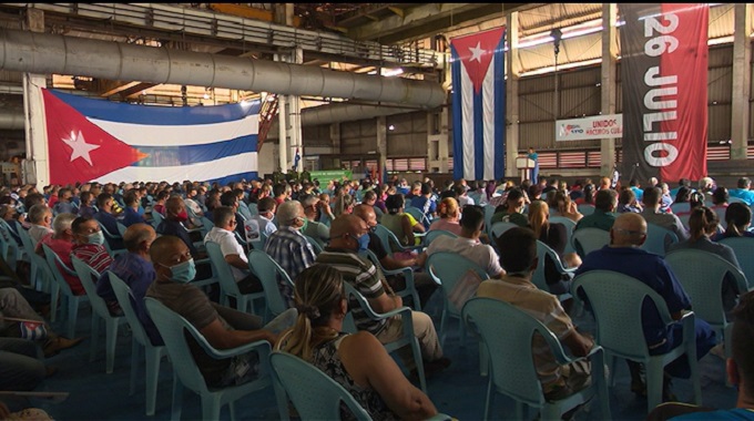 Entrega la CTC en Las Tunas bandera de Vanguardia Nacional a METUNAS