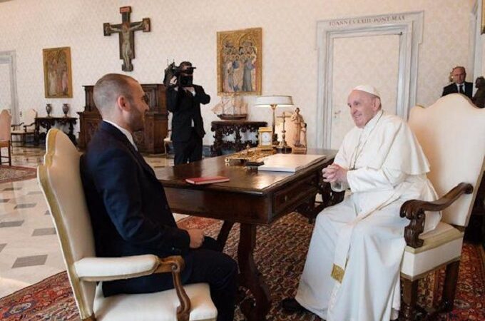 El papa Francisco hace un llamado en la Cumbre Iberoamericana para que la vacunación contra el coronavirus sea un "bien común universal"
