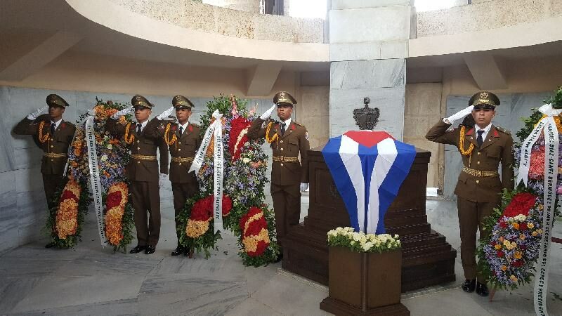 Envían Raúl Castro y Díaz-Canel ofrendas florales a José Martí en aniversario de su muerte (+Fotos)