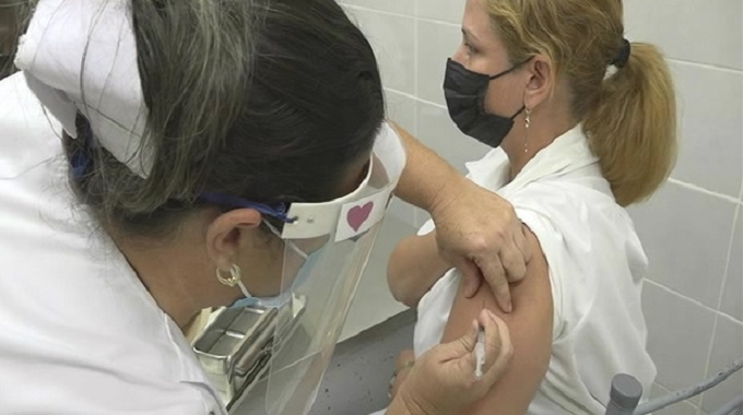 Inicia vacunación con el candidato vacunal Abdala en Puerto Padre