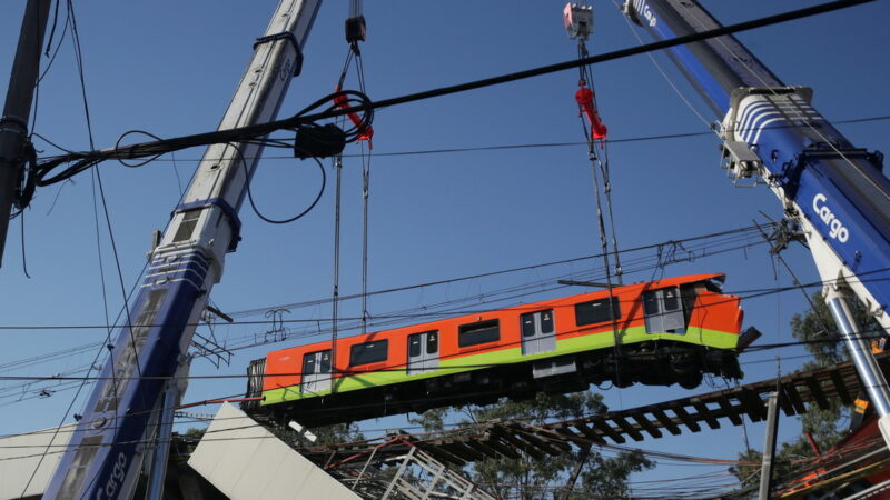 Asciende a 24 el número de muertos por desplome del puente del metro en Ciudad de México