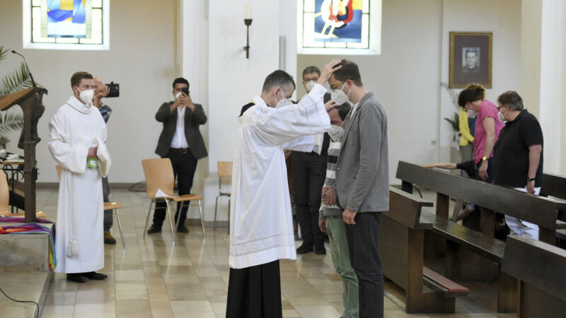 Sacerdotes alemanes desafían al Vaticano con bendiciones de parejas del mismo sexo