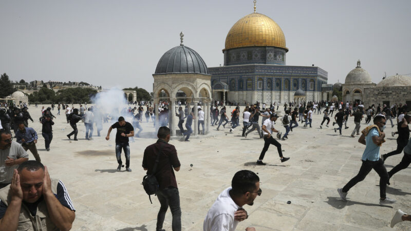 20 palestinos heridos en los choques con la Policía israelí, que usó gases lacrimógenos y balas de goma para dispersar una multitud en Jerusalén Este