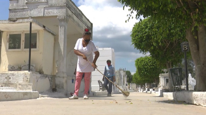 Aplican medidas sanitarias en principal camposanto de Las Tunas