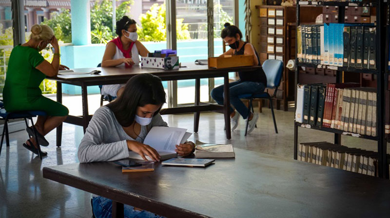 Felicita Díaz-Canel a bibliotecarios cubanos en su día