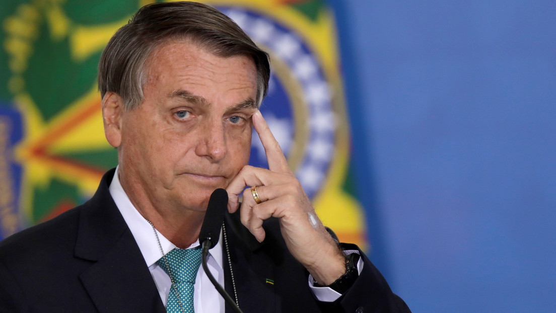 Bolsonaro dice que habrá vacunas para todos los brasileños mientras recibe cacerolazos en su contra