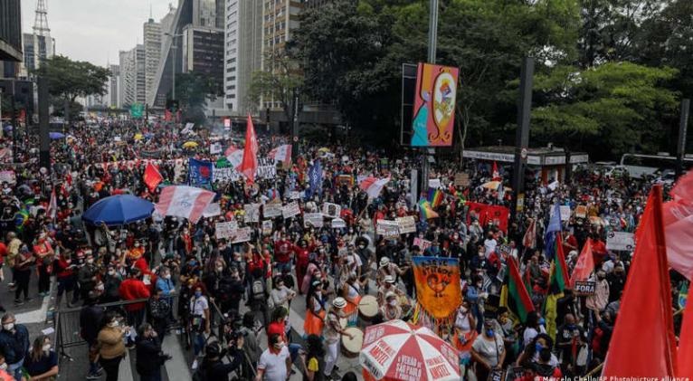 Brasileños se lanzan a las calles en protestas contra Bolsonaro