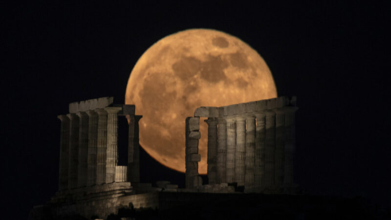 La luna llena ‘del ciervo’ ilumina el antiguo templo griego de Poseidón