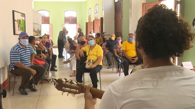 Apoyan jóvenes artistas vacunación masiva en Las Tunas