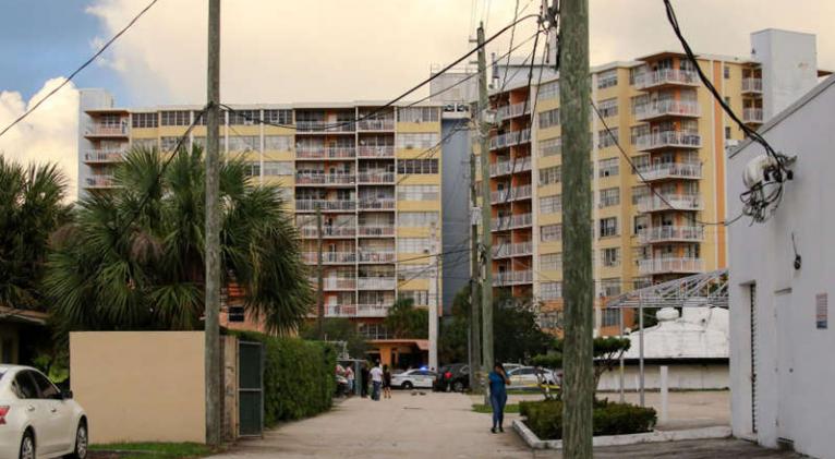 Evacúan con urgencia edificio de Miami “estructuralmente inseguro”