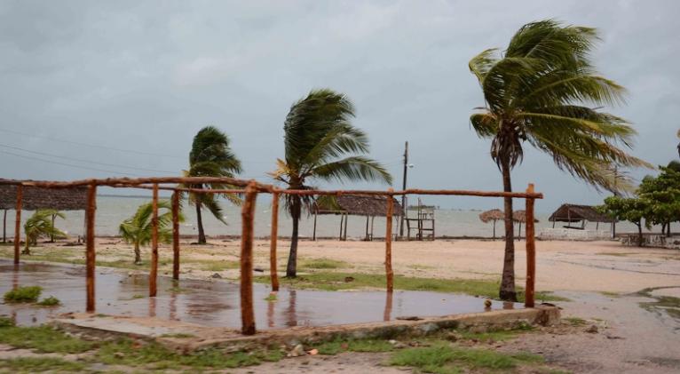 Evalúan daños preliminares de Elsa en el oriente y el resto de Cuba se prepara para su impacto