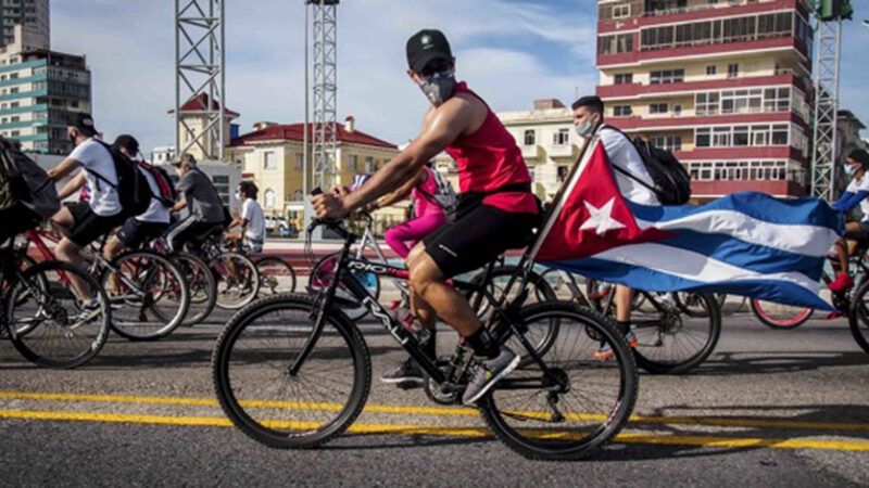 Un Malecón tricolor en Caravana por Cuba (+Fotos)