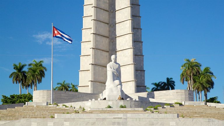 Asiste Miguel Díaz-Canel a inauguración de muestras fotográficas dedicadas a Fidel