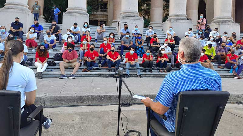 Intercambia presidente cubano con un centenar de jóvenes en la Universidad de La Habana