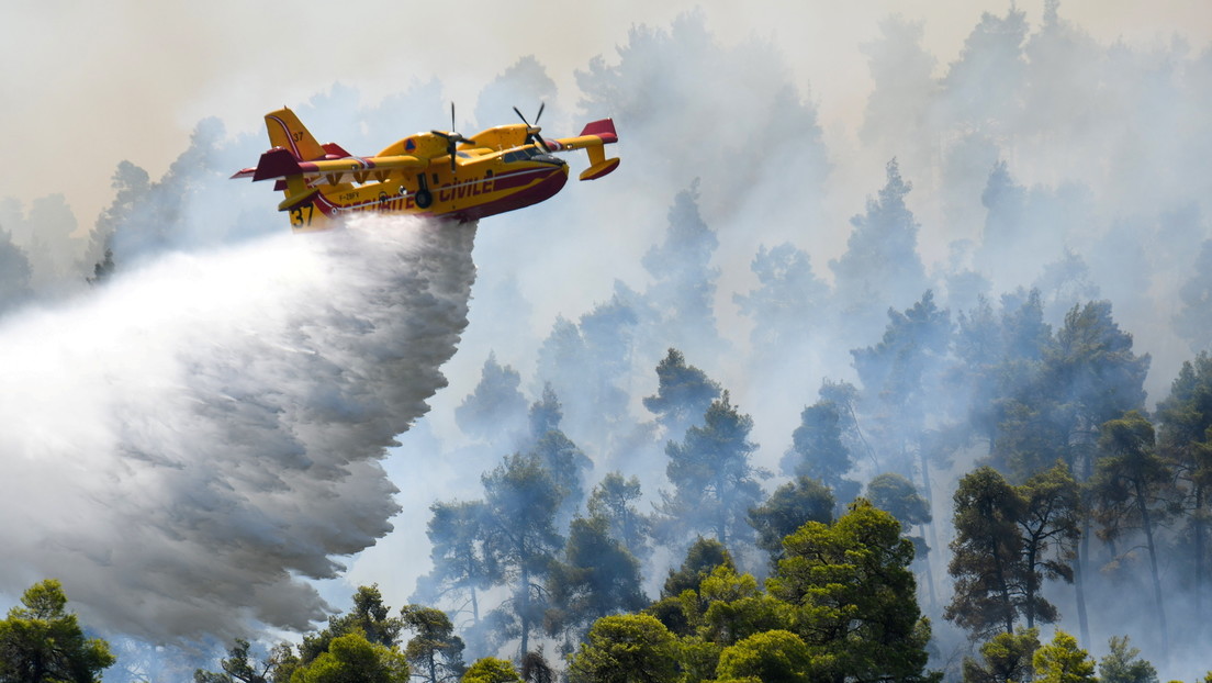 «Afrontamos una catástrofe natural de proporciones sin precedentes»: el primer ministro de Grecia comenta los graves incendios forestales en el país