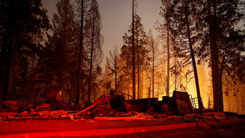 Un gran incendio forestal en el norte de California obliga a evacuar a miles de personas (VIDEOS)