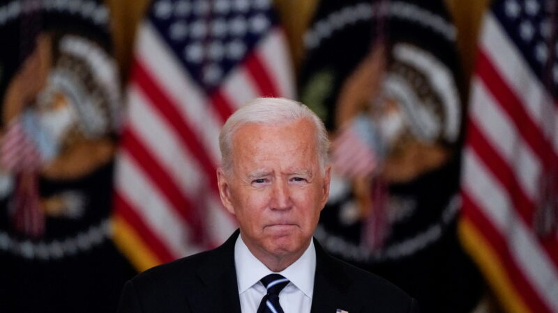 "No podría haber sido manejado de otra manera": Biden resta importancia a las escenas de afganos cayendo de un avión porque "eso fue hace cinco días"