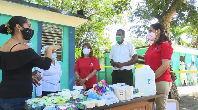 Entregan juristas donativo a centro de aislamiento de #LasTunas