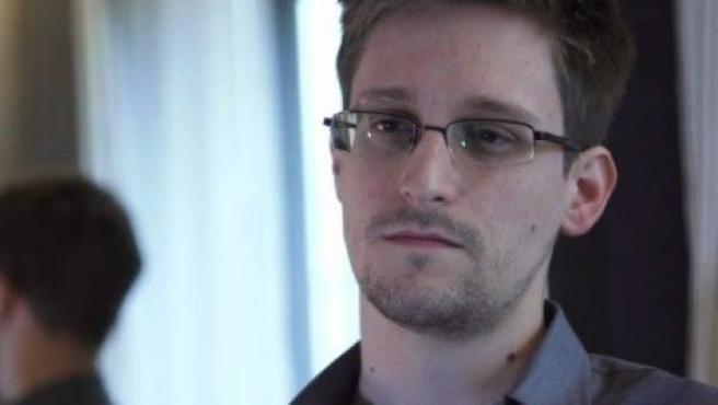 Snowden insta a prohibir Pegasus tras confirmarse que tres periodistas fueron blanco del ‘software’ espía