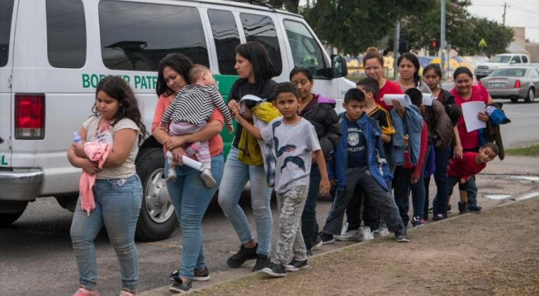 Biden exige a Texas poner fin a orden para detener migrantes
