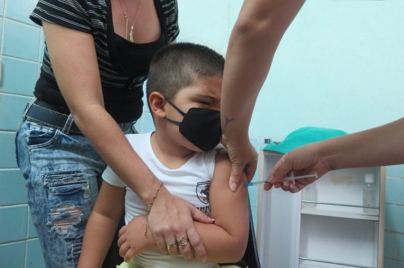 Cuba, primer país del mundo en comenzar la vacunación masiva en campaña en niños de dos a 11 años