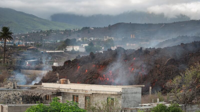 El volcán de la isla canaria de La Palma engulle el último pueblo en su camino hacia el mar (VIDEOS, FOTOS)