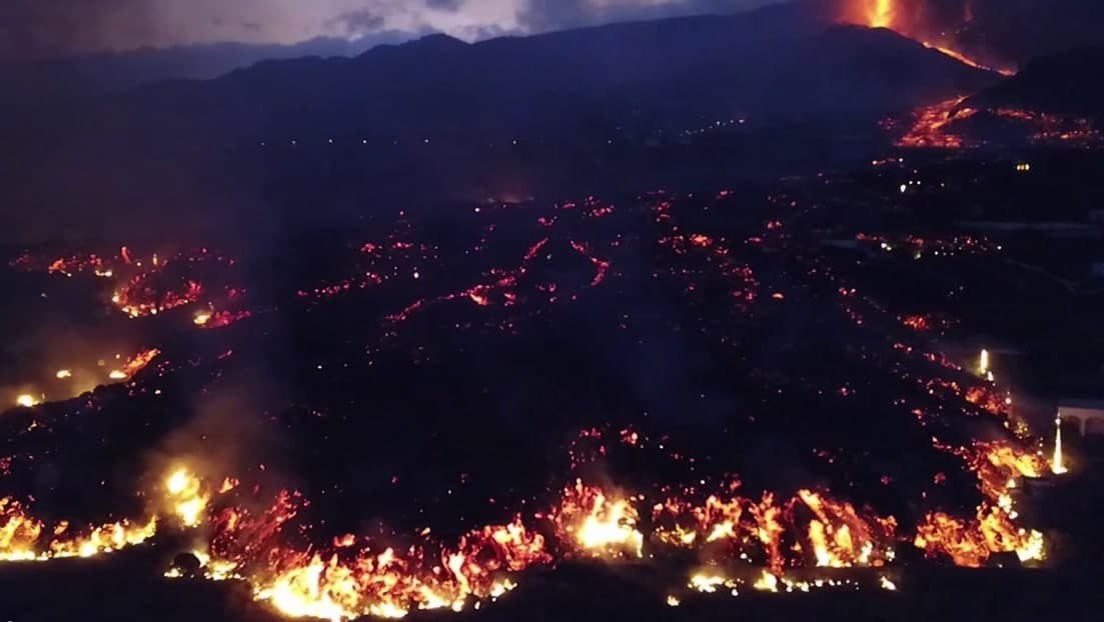 Imágenes de dron muestran enormes destrucciones provocadas por la erupción del volcán en la isla española de La Palma
