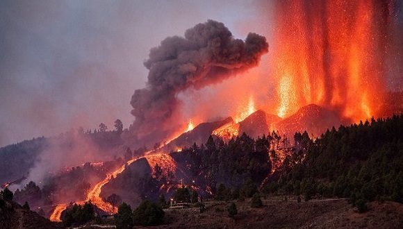 España: Nueva boca eruptiva en el volcán de la isla de La Palma obliga a evacuar a más personas