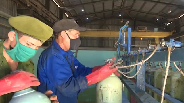 Aseguran trabajadores de las FAR traslado oxígeno a centros de salud en #LasTunas