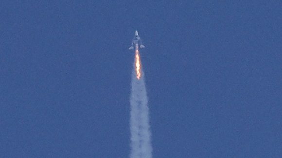 Suspenden vuelos al espacio de Virgin Galactic mientras se investiga desvío de ruta