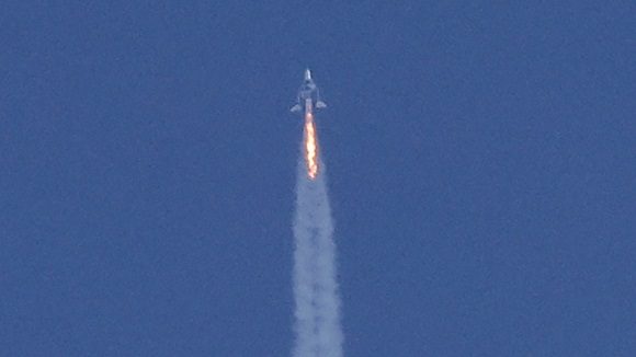 Suspenden vuelos al espacio de Virgin Galactic mientras se investiga desvío de ruta