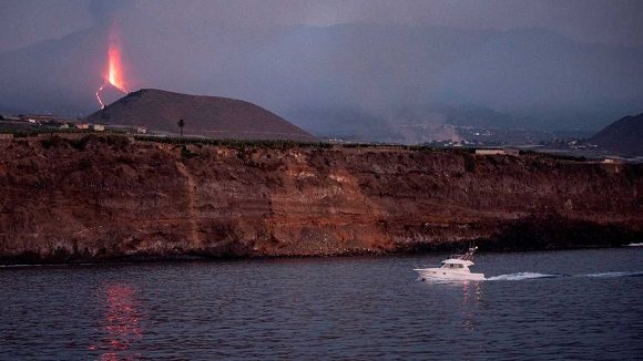 El volcán de La Palma vuelve a emitir lava y cenizas