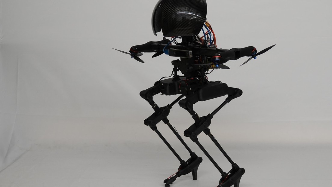 Crean un dron capaz de volar, caminar sobre una cuerda floja y patinar en ‘skate’ (VIDEO)