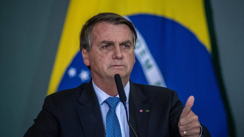 Bolsonaro dice estar "aburrido" de las preguntas sobre las muertes por covid-19