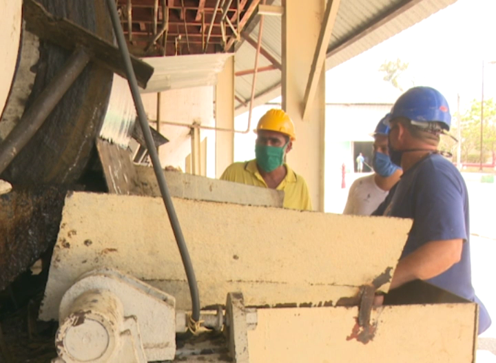 Laboran para recuperar atrasos en la producción de Cera fina en Majibacoa