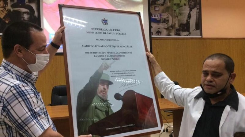Reconocen a médico cubano por defender la salud y la seguridad del pueblo (+Fotos)