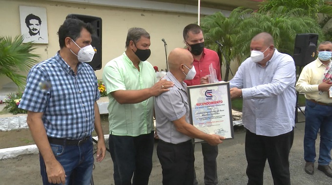 Recibe Unidad Empresarial de Base Muebles Ludema premio anual de gestión económico-productiva