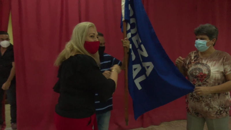 Entrega Central de Trabajadores de Cuba bandera Proeza Laboral a Universidad de Las Tunas