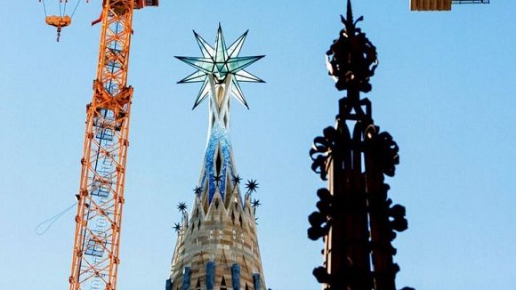 La Sagrada Familia: Las imágenes de la nueva torre de la icónica basílica que lleva 140 años en construcción