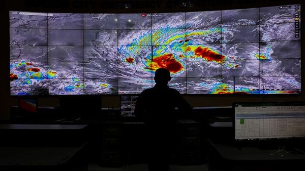 El tifón Rai azota a Filipinas con ráfagas de hasta 240 km/h y provoca la evacuación de decenas de miles de personas