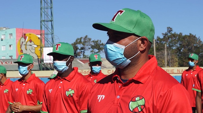 Abanderan al equipo de Los Leñadores de Las Tunas