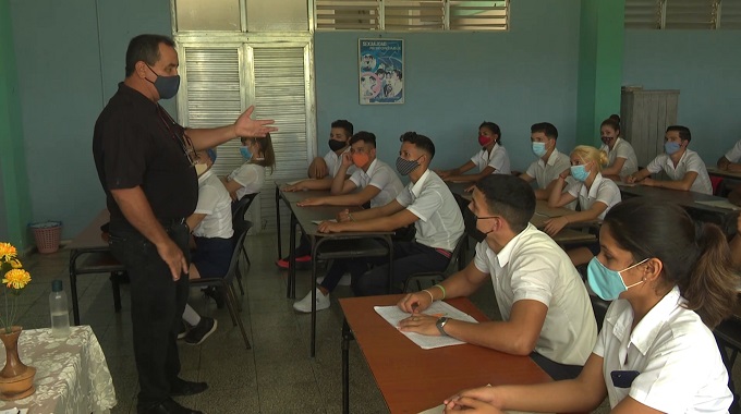 Valora visita ministerial aplicación de la ciencia en el sector educativo en Las Tunas