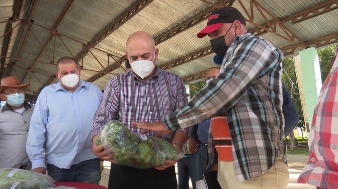 Evalúa Roberto Morales Ojeda programa de producción de alimentos en Las Tunas